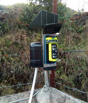 Photoelectric beam sensor installed on the perimeter wall